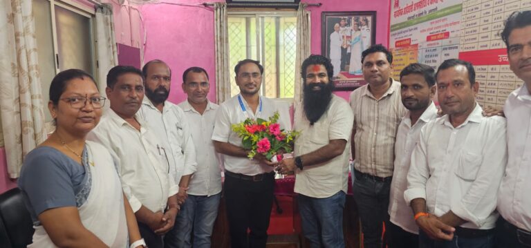 मेळघाटच्या भोकरबर्डीतून उंच भरारी! शिक्षक प्रा. संजयकुमार राठोड यांना पीएच.डी. पदवी, गावकऱ्यांकडून दिमाखात सत्कार